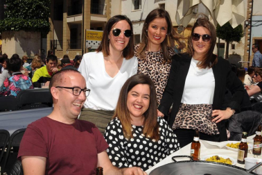 La octava edición del Día de la Trashumancia de Arguedas volvió a reunir a los vecinos en las calles de esta localidad ribera. Uno de los momentos más populares fue la celebración del XXV Concurso de Calderetes y el V de Migas. Dos eventos gastronómicos en uno que tuvieron como escenario la Plaza de los Fueros.
