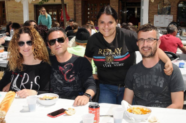 La octava edición del Día de la Trashumancia de Arguedas volvió a reunir a los vecinos en las calles de esta localidad ribera. Uno de los momentos más populares fue la celebración del XXV Concurso de Calderetes y el V de Migas. Dos eventos gastronómicos en uno que tuvieron como escenario la Plaza de los Fueros.
