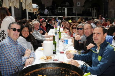 La octava edición del Día de la Trashumancia de Arguedas volvió a reunir a los vecinos en las calles de esta localidad ribera. Uno de los momentos más populares fue la celebración del XXV Concurso de Calderetes y el V de Migas. Dos eventos gastronómicos en uno que tuvieron como escenario la Plaza de los Fueros.