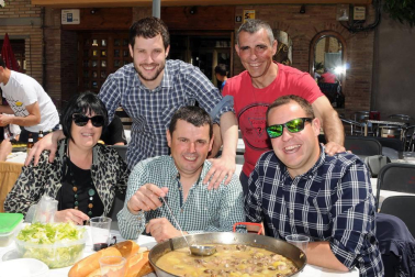 La octava edición del Día de la Trashumancia de Arguedas volvió a reunir a los vecinos en las calles de esta localidad ribera. Uno de los momentos más populares fue la celebración del XXV Concurso de Calderetes y el V de Migas. Dos eventos gastronómicos en uno que tuvieron como escenario la Plaza de los Fueros.