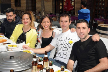 La octava edición del Día de la Trashumancia de Arguedas volvió a reunir a los vecinos en las calles de esta localidad ribera. Uno de los momentos más populares fue la celebración del XXV Concurso de Calderetes y el V de Migas. Dos eventos gastronómicos en uno que tuvieron como escenario la Plaza de los Fueros.