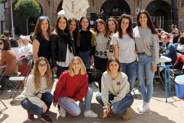 La octava edición del Día de la Trashumancia de Arguedas volvió a reunir a los vecinos en las calles de esta localidad ribera. Uno de los momentos más populares fue la celebración del XXV Concurso de Calderetes y el V de Migas. Dos eventos gastronómicos en uno que tuvieron como escenario la Plaza de los Fueros.