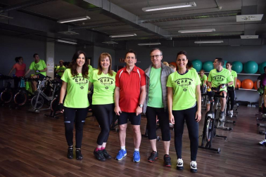 La S.D.R.G. Tajonar organizó el sábado 4 de mayo una master class solidaria de ciclo indoor en favor de la organización AMIGOSOLIDARIOS, institución no gubernamental que centra su actividad en Kenia y Uganda y que dio una charla sobre sus proyectos a todos los socios que se acercaron al club.