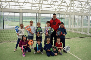La S.D.R.G. Tajonar organizó el sábado 4 de mayo una master class solidaria de ciclo indoor en favor de la organización AMIGOSOLIDARIOS, institución no gubernamental que centra su actividad en Kenia y Uganda y que dio una charla sobre sus proyectos a todos los socios que se acercaron al club.