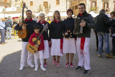 El domingo 5 de mayo más de cuatro mil personas se dieron cita en Dicastillo para disfrutar de la tradicional Feria del Espárrago. La degustación popular y la entrega de los premios a los mejores ejemplares fueron los actos principales de este día de fiesta gastronómica organizada por el ayuntamiento local y el Consorcio turístico de Tierra Estella.
