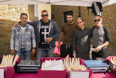El domingo 5 de mayo más de cuatro mil personas se dieron cita en Dicastillo para disfrutar de la tradicional Feria del Espárrago. La degustación popular y la entrega de los premios a los mejores ejemplares fueron los actos principales de este día de fiesta gastronómica organizada por el ayuntamiento local y el Consorcio turístico de Tierra Estella.