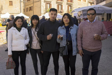 El domingo 5 de mayo más de cuatro mil personas se dieron cita en Dicastillo para disfrutar de la tradicional Feria del Espárrago. La degustación popular y la entrega de los premios a los mejores ejemplares fueron los actos principales de este día de fiesta gastronómica organizada por el ayuntamiento local y el Consorcio turístico de Tierra Estella.
