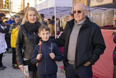 El domingo 5 de mayo más de cuatro mil personas se dieron cita en Dicastillo para disfrutar de la tradicional Feria del Espárrago. La degustación popular y la entrega de los premios a los mejores ejemplares fueron los actos principales de este día de fiesta gastronómica organizada por el ayuntamiento local y el Consorcio turístico de Tierra Estella.