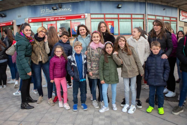 Las treinta y ocho mejores actuaciones de la pasada edición de Operación Triunfo se pasearon por el escenario del Navarra Arena para delirio de las más de diez mil personas que se reunieron, el viernes 3 de mayo, para la ocasión. Un público predominantemente joven disfrutó de las dos horas y media de espectáculo musical.