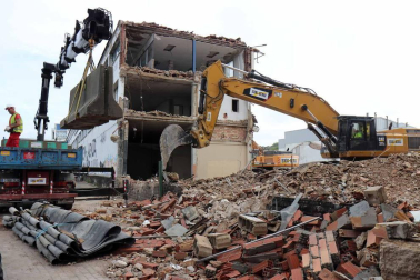 Avanza el derribo de la antigua fábrica de Super Ser para dar paso a Ikea