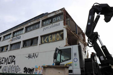 Avanza el derribo de la antigua fábrica de Super Ser para dar paso a Ikea