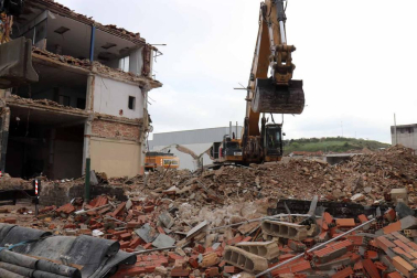 Avanza el derribo de la antigua fábrica de Super Ser para dar paso a Ikea