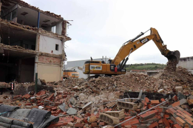 Avanza el derribo de la antigua fábrica de Super Ser para dar paso a Ikea