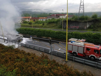 Un camión cisterna arde en la N-1.