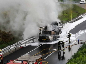 Un camión cisterna arde en la N-1.
