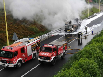 Un camión cisterna arde en la N-1.