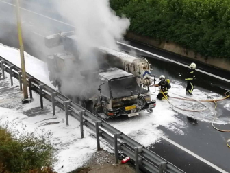 Un camión cisterna arde en la N-1.
