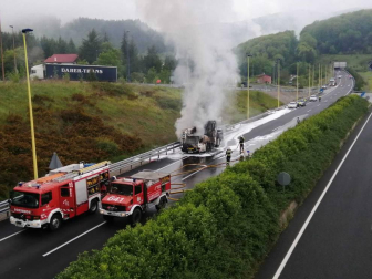 Un camión cisterna arde en la N-1.