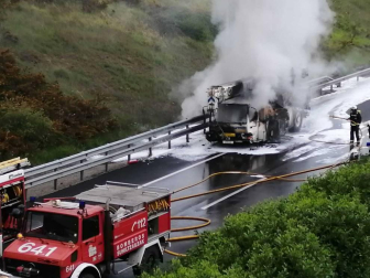 Un camión cisterna arde en la N-1.