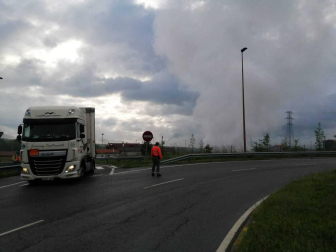 Un camión cisterna arde en la N-1.
