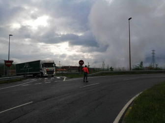Un camión cisterna arde en la N-1.