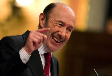 Imágenes de la carrera del exministro y exsecretario general del PSOE, fallecido este viernes 10 de mayo de 2019 tras sufrir unh ictus.