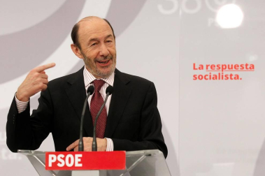 Imágenes de la carrera del exministro y exsecretario general del PSOE, fallecido este viernes 10 de mayo de 2019 tras sufrir unh ictus.
