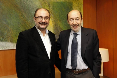 Imágenes de la carrera del exministro y exsecretario general del PSOE, fallecido este viernes 10 de mayo de 2019 tras sufrir unh ictus.