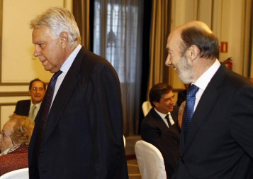 Imágenes de la carrera del exministro y exsecretario general del PSOE, fallecido este viernes 10 de mayo de 2019 tras sufrir unh ictus.