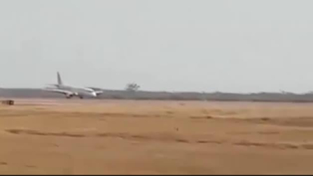 Un avión birmano consigue aterrizar sin ruedas