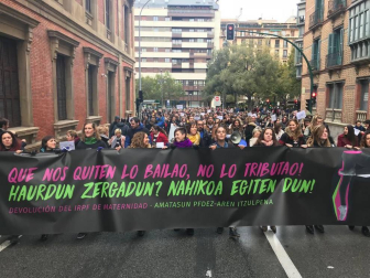 El grupo de madres y padres que reclaman la devolución del IRPF se ha manifestado este sábado en Pamplona para reclamar el IRPF por las bajas de maternidad.