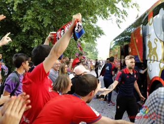 Aficionados de Osasuna reciben al autobús