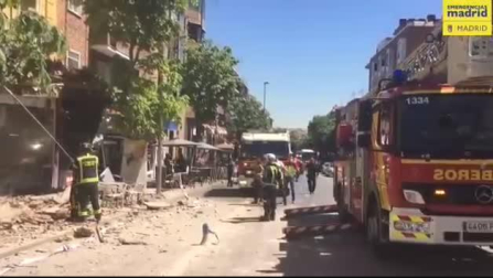Se desploma la cornisa de un bloque de viviendas en Carabanchel