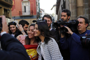 La portavoz nacional de Ciudadanos estuvo en la Plaza Consistorial junto a José Jacier Esparza este martes, 14 de mayo.