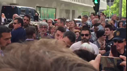 Despedida de Pedro Sánchez de Pamplona con selfies y besos