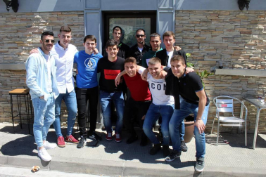 Los vecinos de Aoiz celebraron el pasado fin de semana sus tradicionales fiestas de San Isidro. La cámara de ¡Click! se acercó a compartir con ellos la mañana del sábado 11 de mayo, durante el acto de reconocimiento del ayuntamiento a los grupos socioculturales de la villa y el desarrollo del mercado de artesanía local.