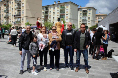 Los vecinos de Aoiz celebraron el pasado fin de semana sus tradicionales fiestas de San Isidro. La cámara de ¡Click! se acercó a compartir con ellos la mañana del sábado 11 de mayo, durante el acto de reconocimiento del ayuntamiento a los grupos socioculturales de la villa y el desarrollo del mercado de artesanía local.