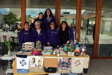 Los vecinos de Aoiz celebraron el pasado fin de semana sus tradicionales fiestas de San Isidro. La cámara de ¡Click! se acercó a compartir con ellos la mañana del sábado 11 de mayo, durante el acto de reconocimiento del ayuntamiento a los grupos socioculturales de la villa y el desarrollo del mercado de artesanía local.