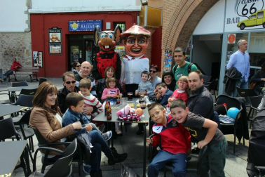 Los vecinos de Aoiz celebraron el pasado fin de semana sus tradicionales fiestas de San Isidro. La cámara de ¡Click! se acercó a compartir con ellos la mañana del sábado 11 de mayo, durante el acto de reconocimiento del ayuntamiento a los grupos socioculturales de la villa y el desarrollo del mercado de artesanía local.