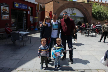 Los vecinos de Aoiz celebraron el pasado fin de semana sus tradicionales fiestas de San Isidro. La cámara de ¡Click! se acercó a compartir con ellos la mañana del sábado 11 de mayo, durante el acto de reconocimiento del ayuntamiento a los grupos socioculturales de la villa y el desarrollo del mercado de artesanía local.