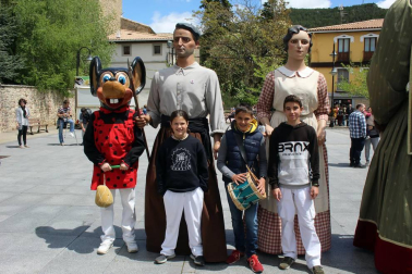 Los vecinos de Aoiz celebraron el pasado fin de semana sus tradicionales fiestas de San Isidro. La cámara de ¡Click! se acercó a compartir con ellos la mañana del sábado 11 de mayo, durante el acto de reconocimiento del ayuntamiento a los grupos socioculturales de la villa y el desarrollo del mercado de artesanía local.