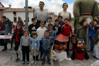 Los vecinos de Aoiz celebraron el pasado fin de semana sus tradicionales fiestas de San Isidro. La cámara de ¡Click! se acercó a compartir con ellos la mañana del sábado 11 de mayo, durante el acto de reconocimiento del ayuntamiento a los grupos socioculturales de la villa y el desarrollo del mercado de artesanía local.
