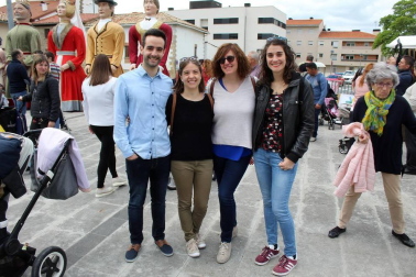 Los vecinos de Aoiz celebraron el pasado fin de semana sus tradicionales fiestas de San Isidro. La cámara de ¡Click! se acercó a compartir con ellos la mañana del sábado 11 de mayo, durante el acto de reconocimiento del ayuntamiento a los grupos socioculturales de la villa y el desarrollo del mercado de artesanía local.