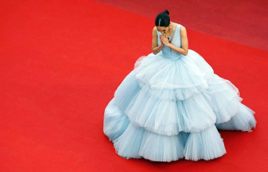 'Dolor y Gloria' es la sexta película que Almodóvar presenta en la competición de Cannes y hasta ahora tiene un más que notable balance: obtuvo en 1999 el premio a la mejor dirección por 'Todo sobre mi madre' y en 2006 vio recompensado el guion de 'Volver', que también se llevó el galardón de mejor interpretación para sus actrices.