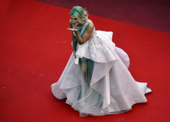 'Dolor y Gloria' es la sexta película que Almodóvar presenta en la competición de Cannes y hasta ahora tiene un más que notable balance: obtuvo en 1999 el premio a la mejor dirección por 'Todo sobre mi madre' y en 2006 vio recompensado el guion de 'Volver', que también se llevó el galardón de mejor interpretación para sus actrices.