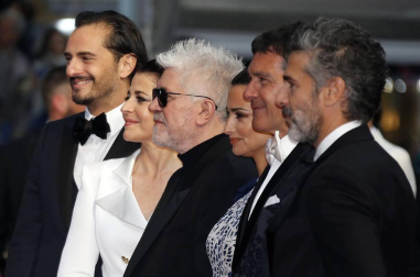 'Dolor y Gloria' es la sexta película que Almodóvar presenta en la competición de Cannes y hasta ahora tiene un más que notable balance: obtuvo en 1999 el premio a la mejor dirección por 'Todo sobre mi madre' y en 2006 vio recompensado el guion de 'Volver', que también se llevó el galardón de mejor interpretación para sus actrices.