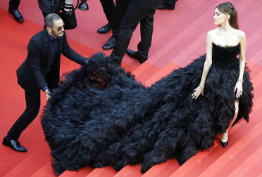 'Dolor y Gloria' es la sexta película que Almodóvar presenta en la competición de Cannes y hasta ahora tiene un más que notable balance: obtuvo en 1999 el premio a la mejor dirección por 'Todo sobre mi madre' y en 2006 vio recompensado el guion de 'Volver', que también se llevó el galardón de mejor interpretación para sus actrices.