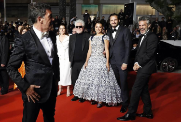 'Dolor y Gloria' es la sexta película que Almodóvar presenta en la competición de Cannes y hasta ahora tiene un más que notable balance: obtuvo en 1999 el premio a la mejor dirección por 'Todo sobre mi madre' y en 2006 vio recompensado el guion de 'Volver', que también se llevó el galardón de mejor interpretación para sus actrices.