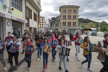 El tiempo permitió seguir el guión al principio, pero la lluvia marcó la recta final de la mañana e hizo cambiar escenarios