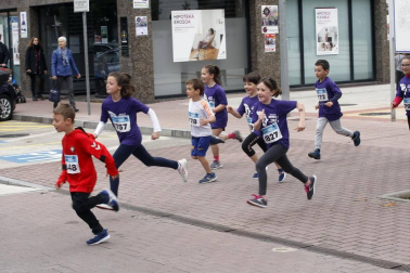 Un millar de corredores, 250 niños y 750 mayores, han participado en la carrera.